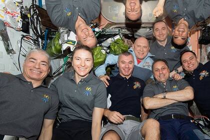 06/04/2022 La tripulación de diez miembros de la Expedición 66 posa para un retrato a bordo de la Estación Espacial Internacional en marzo de 2022..  La invasión rusa de Ucrania fue tema de discusión incluso en la Estación Espacial Internacional (ISS), según confirma el astronauta de la NASA Mark Vande Hei, que regresó a la Tierra el 30 de marzo.  POLITICA INVESTIGACIÓN Y TECNOLOGÍA NASA
