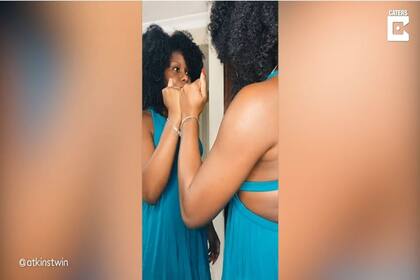 06/05/2021 Sharonna y Karonna Atkins, de Jamaica, fingieron ser una sola mujer mirándose al espejo POLITICA YOUTUBE - CATERS - @ATKINSTWIN