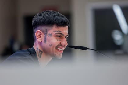 06/06/2024 El cantante argentino Duki durante una rueda de prensa, en el Estadio Santiago Bernabéu, a 6 de junio de 2024, en Madrid (España). Duki ofrece una rueda de prensa con motivo de su concierto el próximo sábado 8 de junio en el Santiago Bernabéu, donde presenta su gira ‘ADA Tour’. El cantante de trap actuará ante 65.000 personas e interpretará éxitos como ‘Si te Sentís Sola’, single que le llevo a lo más alto de la escena argentina. CULTURA Ricardo Rubio - Europa Press
