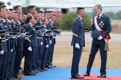 06/07/2022 El número uno de la XXX promoción de la Escala de Suboficiales del Ejército del Aire, José Manuel Begines (i) y el Rey Felipe VI (d), en el acto de entrega de los Reales Despachos a los nuevos sargentos, en la Academia Básica del Aire (ABA) de León, a 6 de julio de 2022, en Virgen del Camino, León, Castilla y León (España). El Rey regresa al aeródromo leonés, tras dos años de ausencia a causa de la pandemia. La misión de la Academia Básica del Aire ABA es formar a sus alumnos en los principios constitucionales y en las características de las Fuerzas Armadas, así como capacitarles profesionalmente y habilitarles para adecuar permanentemente sus conocimientos al desarrollo de la ciencia y técnica en orden al cumplimiento de los fines asignados al Ejército del Aire. POLITICA Secundino Pérez - Europa Press