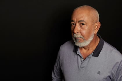 06/09/2022 El escritor Leonardo Padura posa para Europa Press, en el Hotel de las Letras, a 6 de septiembre de 2022, en Madrid (España). Con su última publicación ‘Personas decentes’, el autor cubano mezcla ficción criminal e histórica en una nueva aventura de su saga policíaca protagonizada por Mario Conde. Una novela que se desarrolla en dos momentos históricos diferentes conectados por varios crímenes. Una de las historias se desarrolla en 1909 y en tanto la segunda tiene lugar en 2016, cuando un acontecimiento histórico sacude Cuba: la visita de Barack Obama en lo que se ha llamado el ‘Deshielo cubano’ -la primera visita oficial de un presidente estadounidense desde 1928-. El escritor recibió en 2915 el Premio Princesa de Asturias de las Letras 2015. CULTURA Jesús Hellín - Europa Press