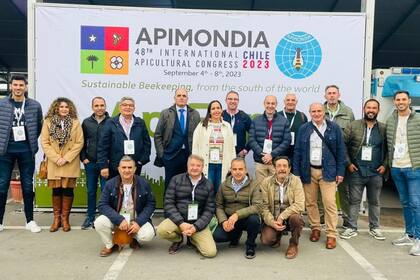 06/09/2023 Representantes de la Diputación de Cáceres, la Cámara de Comerio y apicultores en la Feria Mundial Apimondia que se celebra en Santiado de Chile SOCIEDAD AUTONOMÍAS DIPUTACIÓN DE CÁCERES