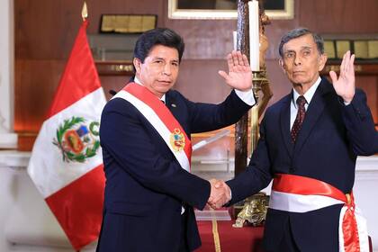 06/12/2022 El presidente de Perú, Pedro Castillo, y el nuevo ministro de Defensa, Emilio Bobbio Rosas POLITICA PRESIDENCIA DE PERÚ