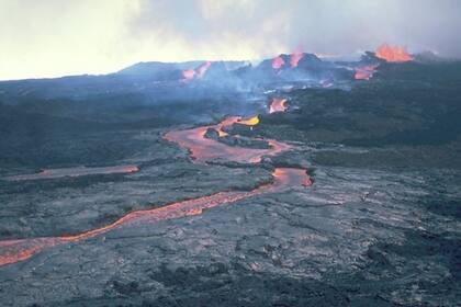 07-01-2022 Colada de lava del Mauna Loa durante la erupción de 1984.  Los puntos calientes que crearon islas volcánicas como las de Hawai, Islandia y las Islas Galápagos a menudo pueden resultar sorprendentemente fríos, encuentra un nuevo estudio.  POLITICA INVESTIGACIÓN Y TECNOLOGÍA USGS
