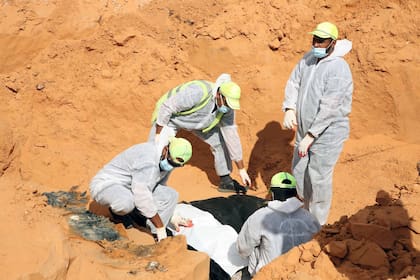07-11-2020 (201108) -- TARHUNA, Nov. 8, 2020 (Xinhua) -- Workers of the General Authority for Research and Identification of Missing Persons work on the site of mass graves in Tarhuna, Libya, on Nov. 7, 2020. Libyan authorities on Saturday said that three unidentified bodies were recovered from mass graves in the city of Tarhuna, some 90 km south of the capital Tripoli. The total number of bodies recovered in Tarhuna since Thursday is 17, as the authorities on Thursday said that 14 unidentified bodies were recovered from the mass graves. POLITICA Europa Press/Contacto/Pan Xiaojing