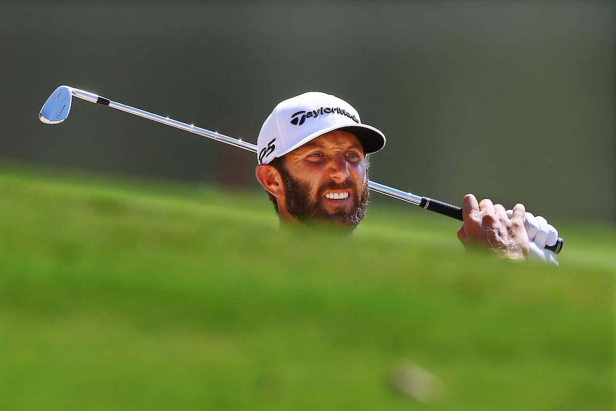 07 de septiembre de 2020, EE. UU., Atlanta: El golfista estadounidense Dustin Johnson golpea desde el búnker de calle profundo hasta el octavo green durante la ronda final del PGA Tour Championship en East Lake Golf Club.