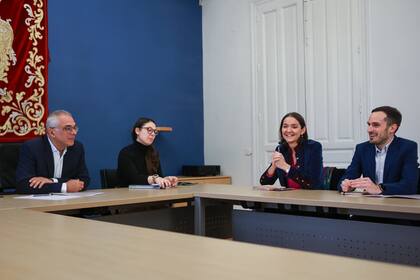 07/02/2024 El concejal-presidente de Carabanchel, Carlos Izquierdo; la portavoz socialista en el Ayuntamiento de Madrid, Reyes Maroto, y el concejal del PSOE en el distrito, Antonio Giraldo POLITICA GRUPO MUNICIPAL SOCIALISTA