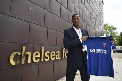 07/06/2024 El central Tosin Adarabioyo, nuevo fichaje del Chelsea inglés para la temporada 2024/25. El Chelsea FC anunció este viernes el fichaje del central inglés de origen nigeriano Tosin Adarabioyo, que firmará por cuatro temporadas y que llega al club de Stamford Bridge libre tras terminar contrato con el Fulham, equipo en el que militó las últimas cuatro campañas. DEPORTES CHELSEA FC