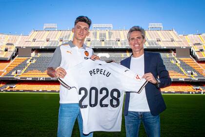 07/07/2023 El centrocampista José Luis García Vayà 'Pepelu' posa con la camiseta del Valencia COMUNIDAD VALENCIANA ESPAÑA EUROPA DEPORTES VALENCIA LAZARO DE LA PEÑA/VALENCIA CF