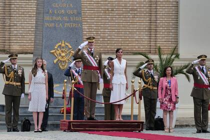 07/07/2023 (I-D) La Princesa Leonor, el Rey Felipe VI, la Reina Letizia y la ministra de Defensa, Margarita Robles durante el acto de entrega de Reales Despachos y nombramientos de los nuevos oficiales del Ejército de Tierra y de la Guardia Civil, en la Academia General Militar de Zaragoza, a 7 de julio de 2023, en Zaragoza, Aragón (España). Los militares que han sido nombrados nuevos oficiales del Ejército de Tierra han completado su formación en la Academia General Militar y en las respectivas Academias específicas (Infantería, Artillería, Caballería, Ingenieros, Transmisiones y Guardia Civil). La Academia General Militar es el centro responsable en el Ejército de Tierra de la enseñanza de formación militar general y específica, de la formación técnica que corresponda y de la formación de especialidades fundamentales. También, le corresponde la responsabilidad del encuadramiento de los alumnos y de dirigir y gestionar su régimen de vida. POLITICA Fabián Simón - Europa Press