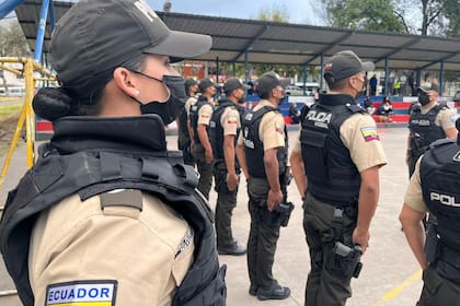 07/08/2022 Agentes de la Policía de Ecuador.  Las autoridades ecuatorianas han informado de la incautación de tres toneladas de cocaína ocultas en un contenedor con bolsas de plástico en Puerto Bolívar, concretamente en la terminal de El Oro.  POLITICA SUDAMÉRICA ECUADOR POLICÍA DE ECUADOR