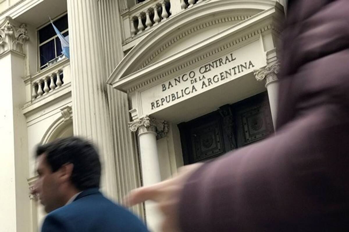 07/09/2018 Advierten sobre la caída de reservas netas del Banco Central. El Banco Central de la República Argentina ha subido en 300 puntos básicos la tasa de política monetaria, hasta situar los tipos de interés en el 81%, según han adelantado algunos medios locales a la espera de conocer los argumentos del presidente del organismo, Miguel Pesce. SUDAMÉRICA ARGENTINA ECONOMIA TWITTER / MARIANAKBOOM