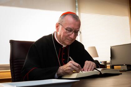 07/09/2023 El secretario de Estado del Vaticano, Pietro Parolin, durante su visita a Andorra, en la sede del Govern, a 7 de septiembre de 2023, en Andorra la Vella (Andorra). Parolin ha visitado Andorra para presidir la celebración de los 150 años de la proclamación de Nuestra Señora de Meritxell como patrona del Principado. Además, ha acudido porque el Vaticano no quiere mantener el coprincipado episcopal de Andorra en el siglo XXI, tras la inminente jubilación del arzobispo de Urgell y copríncipe de Andorra en julio de 2024. Para esto, ha puesto en marcha un plan por etapas, cuyo primer paso es la creación de una diócesis de Andorra, que se segregaría de la de Urgell y dependería directamente del Vaticano. SOCIEDAD Maricel Blanch - Europa Press