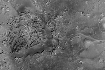 07/12/2022 En esta imagen se ven un valle de entrada (característica sinuosa a la derecha), un abanico de sedimentos y los sedimentos en capas dentro de un paleolago recientemente identificado (izquierda) en la región Arabia Terra de Marte. POLITICA INVESTIGACIÓN Y TECNOLOGÍA NASA/JPL-CALTECH/UARIZONA