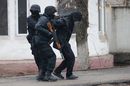 08-01-2022 Un detenido durante la ola de protestas en Kazajistán.  Las autoridades de Kazajistán han elevado a casi 8.000 los detenidos en el marco de las protestas contra el Gobierno que, más tarde derivaron en disturbios, y que el secretario de Estado del país, Erlan Karin, ha atribuido a un "ataque terrorista híbrido".  POLITICA ASIA KAZAJSTÁN VASILY KRESTYANINOV / SPUTNIK / CONTACTOPHOTO