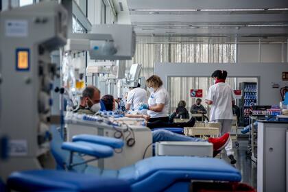 08-01-2022 Varias personas donan sangre en el centro de Transfusión de Valdebernardo, a 8 de enero de 2022, en Madrid (España). El Centro de Transfusión ha convocado a los madrileños a donar sangre los días 5, 7 y 8 de enero, a través de la campaña 'Ven a donar y te regalamos un roscón de reyes', debido a que las reservas están a un 55%, con los grupos 0- y 0+ en alerta roja. Los centros de donación de sangre están abiertos de 9 de la mañana a 21 horas de la noche. En este caso, quien se desplace al centro de transfusiones de Valdebernardo a donar sangre, se llevará un trozo de roscón de Reyes individual. SALUD Ricardo Rubio - Europa Press