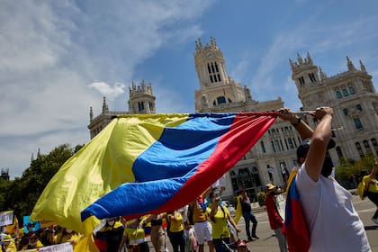 08-05-2021 Un hombre ondea una bandera de Colombia durante una manifestación de apoyo al pueblo colombiano ECONOMIA Jesús Hellín - Europa Press