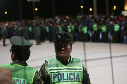 08-07-2015 Agentes de la Policía de Bolivia.  Las autoridades bolivianas han participado este lunes en la toma de posesión del nuevo Estado Mayor de la Policía, en un acto en el que el ministro de Gobierno, Eduardo Del Castillo, ha anunciado una reforma del código disciplinario pues con el actual se ha "criminalizado" en muchos casos a los "buenos efectivos policiales".  POLITICA SUDAMÉRICA BOLIVIA INTERNACIONAL LATINOAMÉRICA MARIO TAMA