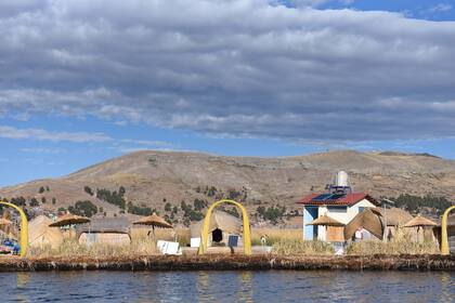 08-09-2019 September 8, 2019, Puno, Peru: A general view of the traditional houses on an Uros Island  at the Lake Titicaca..The Uru or Uros are indigenous people of Peru and Bolivia, who live on an approximate hundred floating islands, made of Totora reed, in Titicaca Lake near Puno.  There are about 2.000 of them. The larger islands house 10 families while the small ones can be of only 30 metres wide hold 2 or 3 families. POLITICA Europa Press/Contacto/John Milner