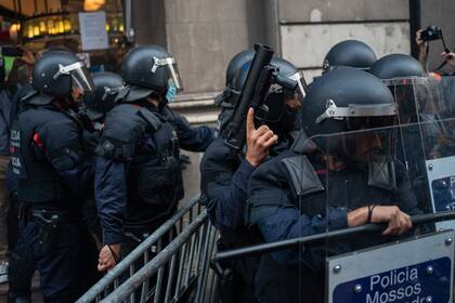 08-11-2021 Varios Mossos en formación durante los altercados en la comisaría de la Policía Nacional de la via Laietana tras la manifestación de la ANC por la Diada, día de Cataluña, a 11 de septiembre de 2021, e ESPAÑA POLÍTICA PAU VENTEO - EUROPA PRESS