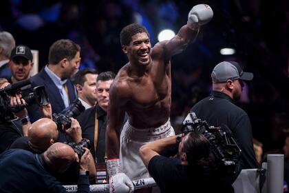 Anthony Joshua celebra en la victoria sobre el estadounidense y mexicano Andy Ruiz Jr