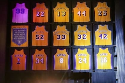 08/03/2023 Baloncesto/NBA.- El '16' de Pau Gasol ya cuelga para el recuerdo junto al '8' y '24' de su 'hermano' Kobe Bryant .  El exjugador español Pau Gasol vivió este martes un emotivo momento cuando Los Angeles Lakers, franquicia en la que estuvo entre seis temporadas media y con la que ganó dos anillos de campeón en 2009 y 2010, retiraron su camiseta en su pabellón y ponerla junto a la de otras once leyendas, entre ellas la de su 'hermano' Kobe Bryant.  NORTEAMÉRICA DEPORTES ESTADOS UNIDOS ABIGAIL FIELD/LAKERS