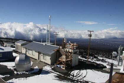 08/04/2022 Las muestras de aire del observatorio Mauna Loa de la NOAA en Hawái proporcionan datos importantes para los científicos del clima de todo el mundo..  Por segundo año consecutivo, los científicos de la NOAA han observadpo un aumento anual récord en los niveles atmosféricos de metano, un poderoso gas de efecto invernadero que atrapa el calor.  POLITICA INVESTIGACIÓN Y TECNOLOGÍA NOAA