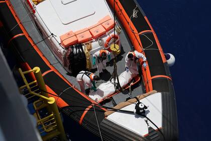 08/06/2024 Europa.- Las ONG recriminan a los gobiernos europeos su "hipocresía" e "inacción" para evitar muertes en el Mediterráneo. Las tres principales ONG con operativos de búsqueda y rescate en la zona central del Mediterráneo, Médicos Sin Fronteras (MSF), Sea Watch y SOS Méditerranée, han denunciado que la "hipocresía" y la "inacción" de los gobiernos europeos facilita que sigan muriendo migrantes y refugiados y han puesto como ejemplo el avistamiento la semana pasada de 17 cadáveres. POLITICA INTERNACIONAL MSF/FREDERIC SEGUIN