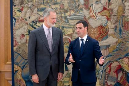 08/07/2024 El Rey Felipe VI (i) recibe en audiencia al lehendakari, Imanol Pradales (d), en el Palacio de La Zarzuela, a 8 de julio de 2024, en Madrid (España). Imanol Pradales se convirtió en lehendakari el pasado mes de junio tras jurar el cargo ante el Árbol de Gernika y recibir la makila, el bastón de marcha tradicional del País Vasco, de manos de su predecesor, Iñigo Urkullu. POLITICA Alberto Ortega - Europa Press
