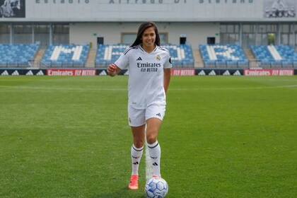 08/07/2024 La defensa brasileña Antonia Silva ficha por el Real Madrid femenino. La jugadora brasileña Antonia Silva jugará en el Real Madrid femenino la próxima temporada en una nueva aventura para la defensa internacional en la Liga F, ya que llega procedente del Levante y, de este modo, seguirá compartiendo vestuario con Alba Redondo, que hizo el mismo viaje días atrás. DEPORTES REAL MADRID