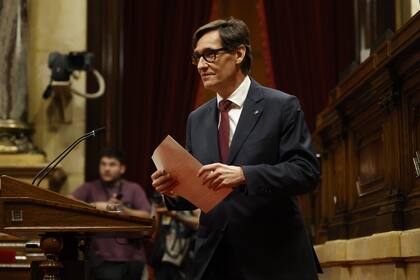 08/08/2024 El candidato a la investidura para presidir la Generalitat de Cataluña, Salvador Illa, interviene en el debate del pleno de investidura, en el Parlament de Cataluña, a 8 de agosto de 2024, en Barcelona, Catalunya (España). Hoy se celebra el pleno de investidura del nuevo presidente de la Generalitat, Salvador Illa, tras obtener en las elecciones catalanas 42 escaños, mientras que los republicanos lograron 20 y 6 los comuns, que suman los 68 diputados que el líder socialista necesita para ser investido. Carles Puigdmont ha huído, después de dar un discurso a primera hora de hoy por la mañana en un acto de bienvenida organizado por entidades independentistas en el paseo Lluís Companys. Aunque finalmente no ha asistido, Puigdemont tenía previsto estar en el pleno tras siete años exiliado en Bélgica por las consecuencias judiciales del 'procés'. POLITICA Kike Rincón - Europa Press
