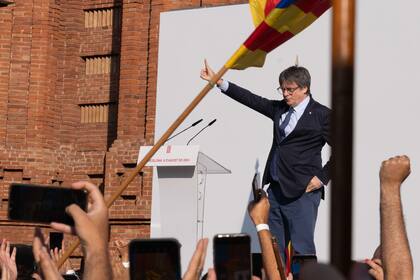 08/08/2024 El expresidente de la Generalitat de Catalunya Carles Puigdemont llega a un acto de bienvenida organizado por entidades independentistas en el paseo Lluís Companys, a 8 de agosto de 2024, en Barcelona, Catalunya (España). Dicha concentración ha sido convocada por entidades independentistas, con la asistencia de Junts, ERC, CUP, ANC, Òmnium Cultural, CDR y Associació de Municipis per la Independència (AMI). Puigdemont tiene previsto asistir a este acto de bienvenida para después participar en el pleno de investidura del líder del PSC, casi siete años después de instalarse en Bélgica por las consecuencias judiciales del 'procés', y con una orden de detención. POLITICA David Zorrakino - Europa Press
