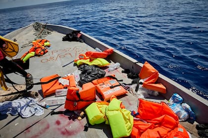 08/09/2021 Varios chalecos salvavidas, en una patera donde viajaban un total de 70 migrantes, a 8 de septiembre de 2021, en el Mar Mediterráneo, en las inmediaciones de Lampedusa, Sicilia (Italia). El barco 'Astral', de la ONG Open Arms, ha avistado una patera a tres millas de la isla de Lampedusa. En la patera viajan un total de 70 personas. Entre ellas, se encuentran al menos cuatro niños de entre tres y 10 años de edad. La embarcación había partido 24 horas antes de las playas de Túnez. El barco ‘Astral’ ha avisado a las autoridades de la Guardia Costera de Lampedusa para indicar la posición de la patera, el número de personas a bordo y el estado en que se encuentran. Después de que haya llegado una patrullera, las personas que viajaban en la patera han sido llevadas al puerto de Lampedusa para que sean identificadas. Mientras esperaban a la patrullera, se entregó a cada persona un chaleco salvavidas y agua. SOCIEDAD Jesús Hellín - Europa Press