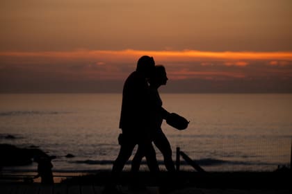 08/10/2023 Bañistas en la playa, a 8 de octubre de 2023, en Pontevedra, Galicia (España). Todas las provincias gallegas han superado hoy los 30 grados registrando la máxima temperatura en el municipio lucense de Lourenzá con una temperatura de 36,3 grados. POLITICA Elena Fernández - Europa Press