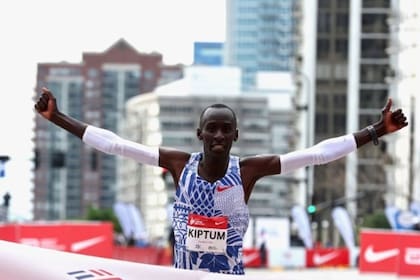 08/10/2023 El keniano Kelvin Kiptum destroza el récord del mundo de maratón en Chicago. El atleta keniano Kelvin Kiptum ha batido este domingo en récord del mundo de maratón en Chicago (Estados Unidos), donde se ha convertido en el primer hombre de la historia en bajar del 2:01 al parar el crono en la ciudad estadounidense en dos horas y 35 segundos. NORTEAMÉRICA DEPORTES ESTADOS UNIDOS CHICAGO MARATHON