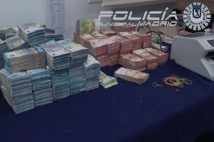 08/11/2023 Hallan en un VTC más de 2 millones de euros que llevaba en bolsas un pasajero colombiano. Agentes de la Comisaría Integral de Distrito (CID) de Centro Norte de la Policía Municipal de Madrid interceptaron ayer miércoles en un control rutinario de alcoholemia y documentación un vehículo VTC cuyo pasajero llevaba en el maletero más de 2 millones de euros en bolsas, ha informado a Europa Press un portavoz del Cuerpo Local. ESPAÑA EUROPA MADRID SOCIEDAD POLICÍA MUNICIPAL DE MADRID