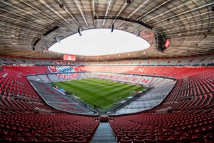 Ina vista general de los asientos vacíos del Allianz Arena, el estadio de Bayern Munich. Los clubes de la Bundesliga esperan reiniciar la temporada a principios de mayo y completarla a fines de junio