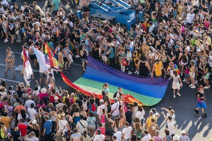 09/07/2022 Vistas desde el Ayuntamiento de Madrid de los asistentes de la manifestación por el Orgullo LGTBIQ+, a 9 de julio de 2022, en Madrid (España). La marcha, organizada por COGAM y FELGTB, y reivindicativa y festiva a partes iguales, recorre el centro de Madrid para reivindicar el derecho para el colectivo LGTBIQ+. El acto cuenta, primero, con pancartas y proclamas bajo el lema "Frente al odio: Visibilidad, Orgullo y Resiliencia", y después con carrozas. La manifestación es el acto principal de la semana del Orgullo Gay 2022 y se ha celebrado tras dos años de pandemia por coronavirus. SOCIEDAD A. Pérez Meca - Europa Press