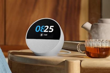 09/07/2024 Amazon Echo Spot. Amazon ha lanzado este martes en España el nuevo Echo Spot, un despertador inteligente y personalizable pensado para la mesita de noche y con una pantalla que facilita la configuración de las alarmas, que ya se ha puesto a la venta con un precio especial de lanzamiento de 54,99 euros. POLITICA INVESTIGACIÓN Y TECNOLOGÍA AMAZON