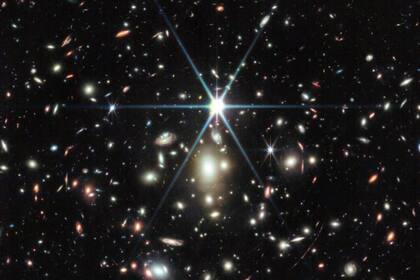 09/08/2023 Esta imagen del Webb de un cúmulo de galaxias masivo llamado WHL0137-08 contiene la galaxia más aumentada conocida en los primeros mil millones de años del universo: el Arco del Amanecer, y dentro de esa galaxia, la estrella más distante jamás detectada. POLITICA INVESTIGACIÓN Y TECNOLOGÍA NASA