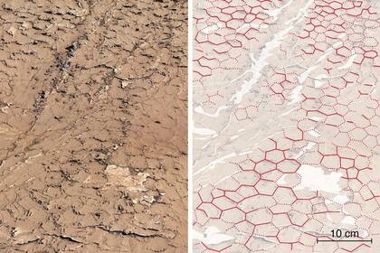 09/08/2023 Un primer plano del panorama tomado por la Mastcam de Curiosity en "Pontours" revela patrones hexagonales, delineados en rojo en la misma imagen, a la derecha, que sugieren que estas grietas de lodo se formaron después de muchos ciclos húmedos y secos. POLITICA INVESTIGACIÓN Y TECNOLOGÍA NASA/JPL-CALTECH/MSSS/IRAP