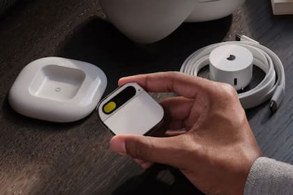 09/08/2024 AI Pin de Humane. El dispositivo AI Pin, fabricado por la tecnológica Humane, registró más devoluciones que ventas entre los meses de mayo y agosto de este año, de manera que en el mes de junio solo 8.000 de las unidades compradas seguían en manos de sus compradores. POLITICA INVESTIGACIÓN Y TECNOLOGÍA HUMANE