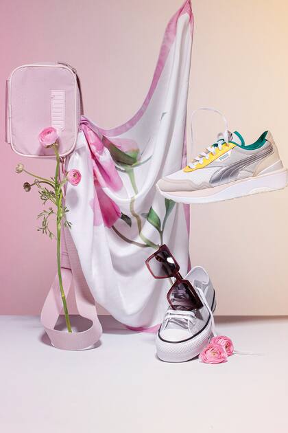 1. Bolso cruzado Prime Time (Puma) / 2. Foulard de seda estampado (Perrramus) / 3. Zapatilla Cruise Rider Ocean Queen con suela elevada (Puma) / 4. Anteojos de sol con filtro UV (Mishka) / 5. Zapatillas Chuck Taylor de lona glitter (Converse)