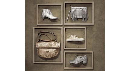 1. Bota plateada ($ 5390, Ricky Sarkany) // 2. Sobre con flecos ($ 890, Prüne) // 3. Zapatillas con brillo ($ 1895, Converse) // 4. Bandolera dorada ($ 2195, Extra Large) // 5. Zapatos glitter ($ 3790, Las Pepas)