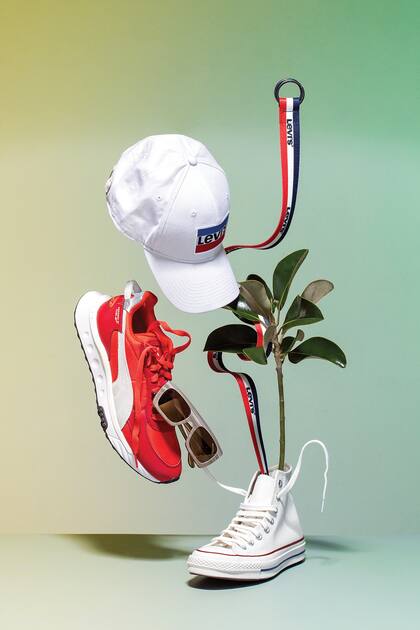 1. Cup gabardina y parche (Levi's) / 2. Cinturón de lona tricolor con logo (Levi's) / 3. Zapatilla Wild Rider Pickup (Puma) / 4. Anteojos cuadrados de acetato grises con rayas (Mishka) / 5. Botitas de lona Chuck 70 (Converse)