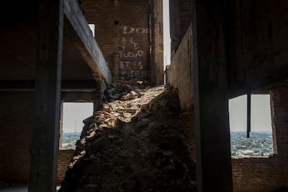 1 de febrero, 2018 – Una rampa cubierta de escombros lleva al último piso del Elefante. El edifico funcionó como un espacio donde los chicos solían jugar.