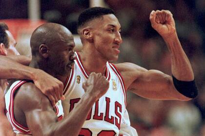 1 de junio de 1997- Chicago Bulls Michael Jordan (L) y su compañero de equipo Scottie Pippen (R) salen de la cancha luego de su victoria 84-82 en el primer juego de las Finales de la NBA en Chicago