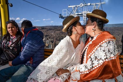 Las artistas bolivianas Ivanna Terrazas y Adriana Bravo, creadoras de la performance "Beso de Chola"