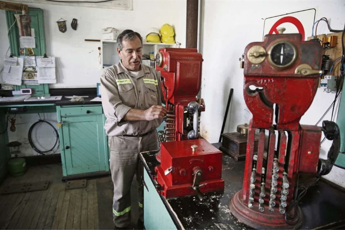 1. Mario Blanco muestra, en la estación Cobo, los históricos blocks de origen inglés, color rojo buzón, en los que se cargan los bastones piloto. 2. Inspecciones periódicas permiten detectar daños en los durmientes; con una o dos cruces se marcan daños de distinta magnitud. 3. Por el ramal circulan