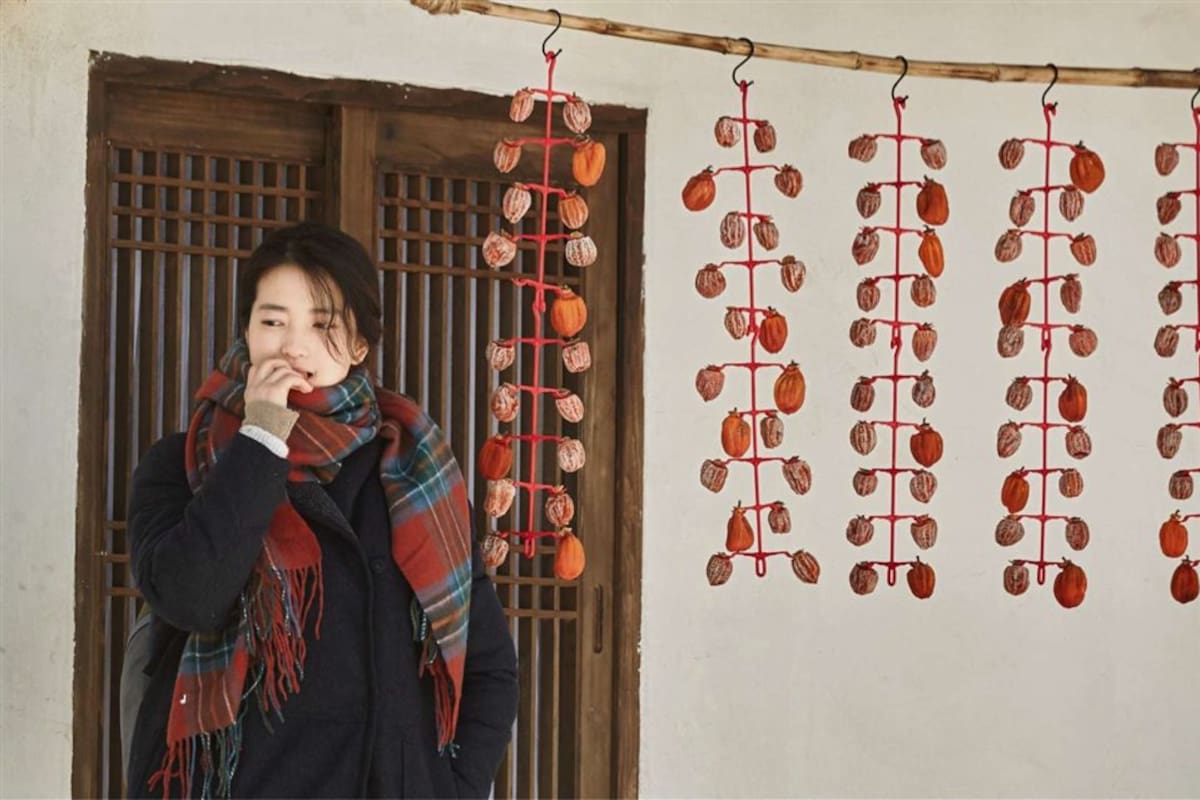 1. Mi pequeño bosque, protagonizada por Kim Tae-ri, la actriz de la premiada La doncella de Park Chan Wook. 2. Isabelle Huppert vuelve a trabajar con Hong Sang-Soo en La cámara de Claire. 3. El fiscal, ambición y corrupción en el mundo judicial. 4. A Taxi Driver. Los héroes de Gwangju, la película